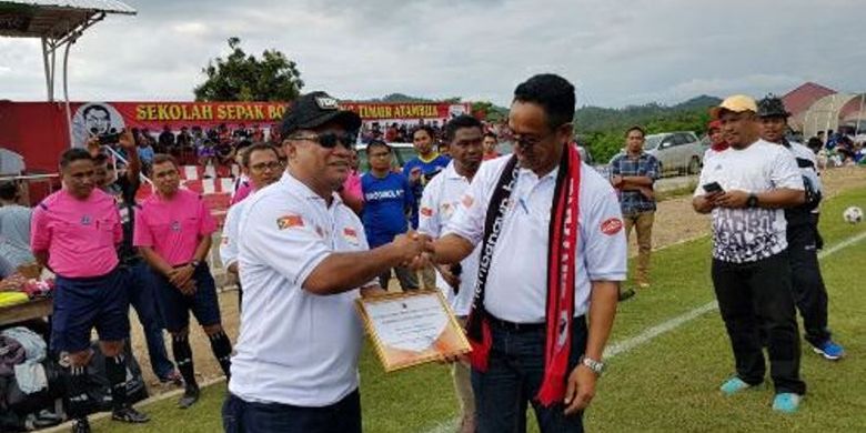 Pendiri Sekolah Sepak Bola Bintang Timur Atambua, Kabupaten Belu, NTT Fary Djemi Francis (kiri), menerima penghargaan dari Menpora Timor Leste, Leste Osorio Florindo.