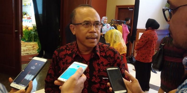 Kepala Balai Wilayah Sungai (BWS) NT1 atau Nusa Tenggara Barat Asdin Julaidy sedang memberikan keterangan kepada wartawan di sela-sela Seminar Bendungan Besar Nasional di Lombok, Mataram, Nusa Tenggara Barat (NTB), Sabtu (25/5/2018).