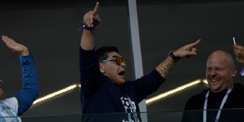 Diego Maradona tampak bersemangat ketika menyantikan lagu kebangsaan Argentina jelang laga Argentina vs Islandia di Stadion Spartak, 16 Juni 2018. 