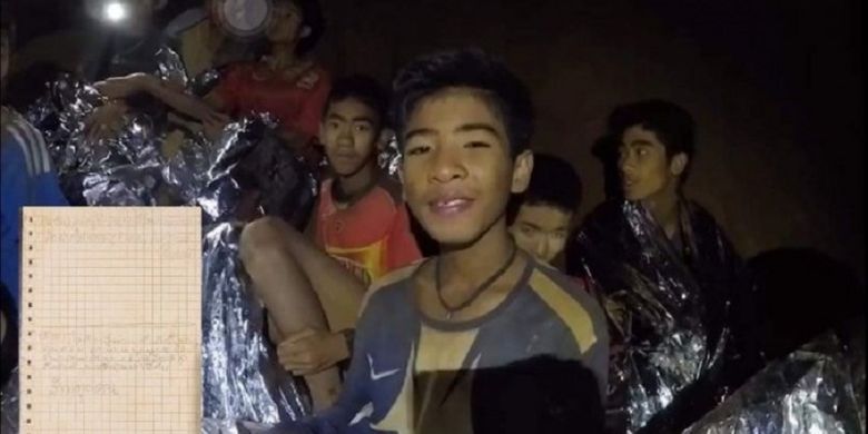 Salah seorang remaja yang terperangkap di dalam Goa Tham Luang di Chiang Rai, Thailand, sejak 23 Juni ketika menyapa keluarganya melalui rekaman yang dirilis oleh otoritas Thailand.