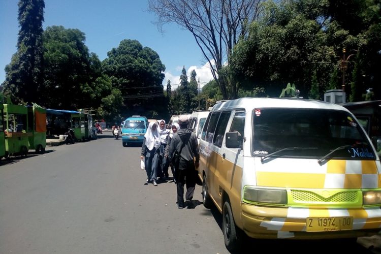 Sejumlah angkutan kota menunggu penumpang di Alun-alun Garut, Selasa (3/4/2018).