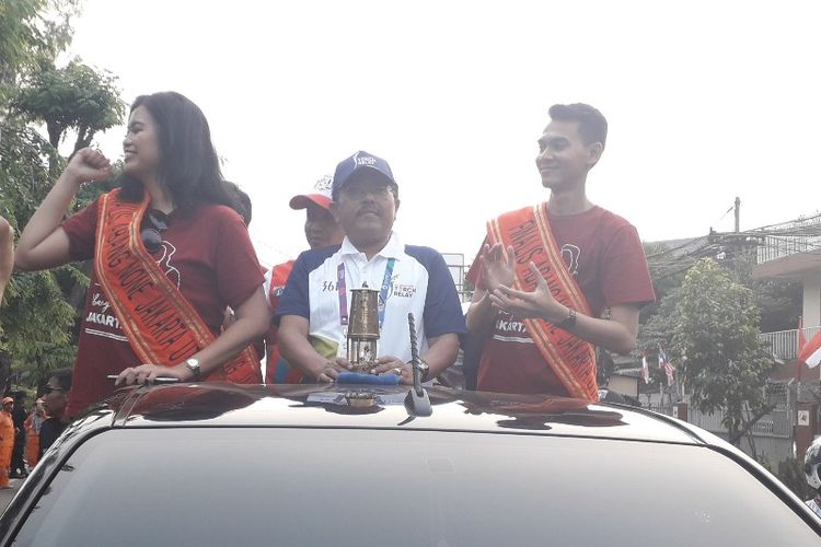 Wakil Wali Kota Jakarta Barat Junaedi menerima lentera untuk penyalaan obor dalam torch relay Asian Games 2018 di wilayahnya pada Kamis (18/8/2018).