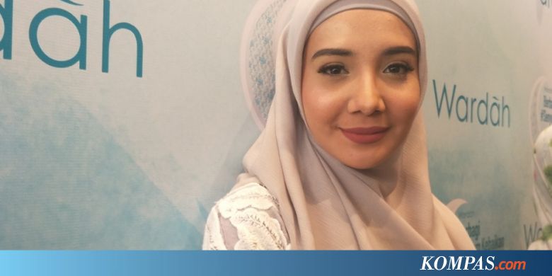  Zaskia  Sungkar  Tinggalkan Celana  dan Kurangi Riasan 