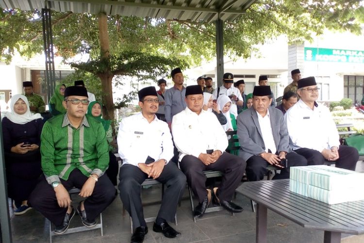Wakil Gubernur Jawa Barat Uu Ruzhanul Ulum didampingi Wakil Bupati Garut Helmi Budiman saat membuka Diklatsar IPPNU Jabar