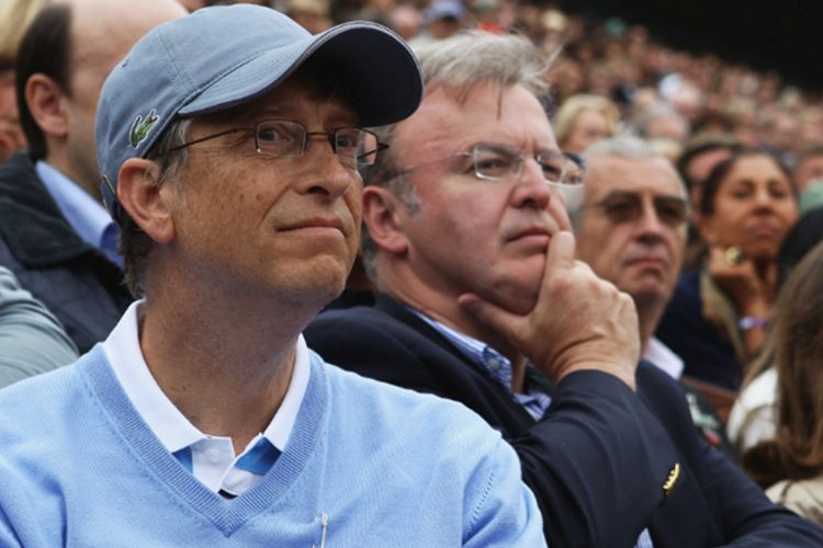 Bill Gates mengenakan topi saat menyaksikan pertandingan tenis di French Open 2009. (kompas.com)