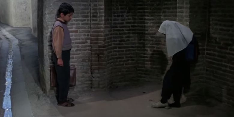 Salah satu cuplikan film Children of Heaven ketika Fatimah bergantian sepatu kepada Ali.