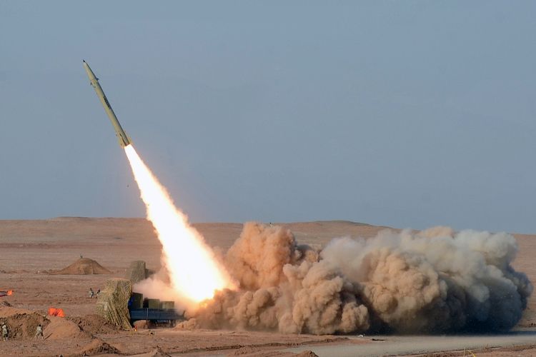 Foto bertanggal 3 Juli 2012 yang menunjukkan rudal jarak dekat Iran, Fateh 110, yang diluncuran saat latihan militer.