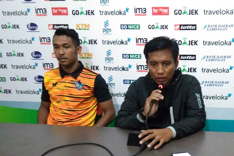 Asisten pelatih Persegres Gresik United Pudji Handoko (kanan) dan Yulius Mauloko, usai kalah dari Persela Lamongan.
