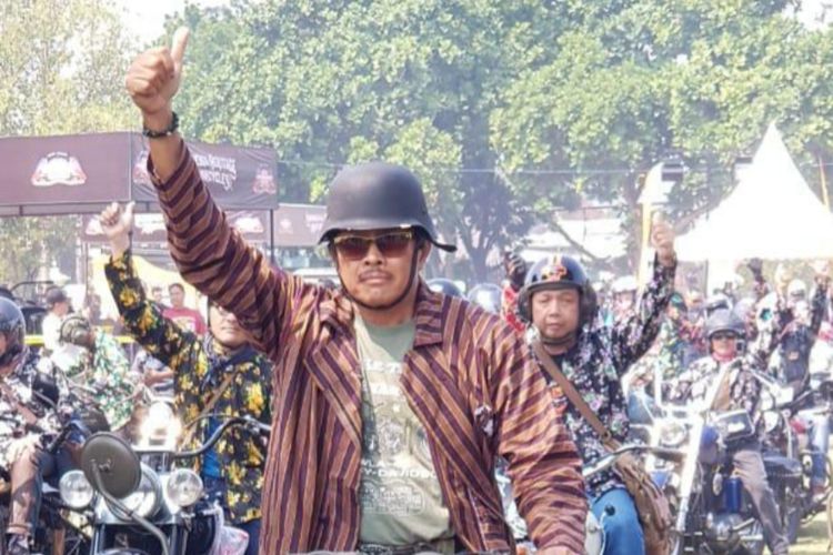 Ketua Umum Harley Davidson Club Indonesia Nanan Soekarna ikut serta dalam konvoi yang diadakan penggemar Harley klasik dalam gelaran Indonesia Heritage Motorcycle 2018 di kawasan Candi Prambanan, Yogyakarta, Sabtu (21/7/2018).
