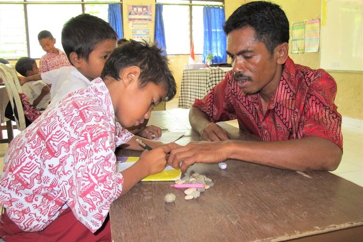 Guru SDN Kadahang, Kecamatan Haharu, Kabupaten Sumba Timur, Nusa Tenggara Timur (NTT), menggunakan bahasa daerah setempat dalam proses belajar mengajar di sekolah