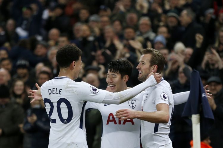 Son Heung-min (tengah) bersama Harry Kane (kanan) dan Dele Alli merayakan gol Tottenham Hotspur ke gawang Everton dalam laga Liga Inggris di Wembley, London, Sabtu (13/1/2018). 