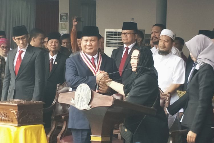 Bakal calon wakil presiden sekaligus Ketua Umum Partai Gerindra Prabowo Subianto dianugerahi penghargaan The Star of Soekarno oleh pendiri Yayasan Pendidikan Soekarno, Rachmawati Soekarnoputri.