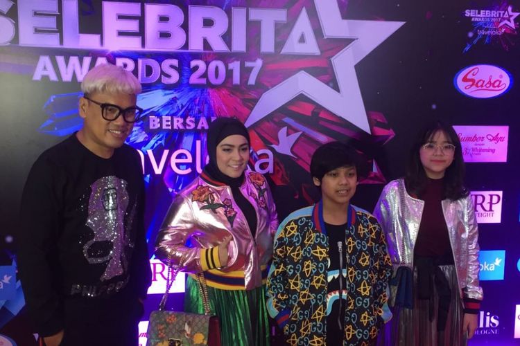 Uya Kuya dan keluarga menghadiri acara bertajk Selebritas Awards di Menara 165, Cilandak, Jakarta Selatan, Jumat (29/9/2017).