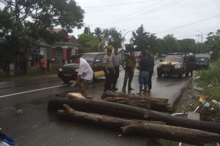 Kecewa lingkungannya sering kebanjiran, warga di kawasan Lorong Cokro, Desa Waiheru, Kecamatan Baguala, Ambon, memblokade ruas Jalan Laksda Leo Wattimena,  Rabu (17/1/2018).