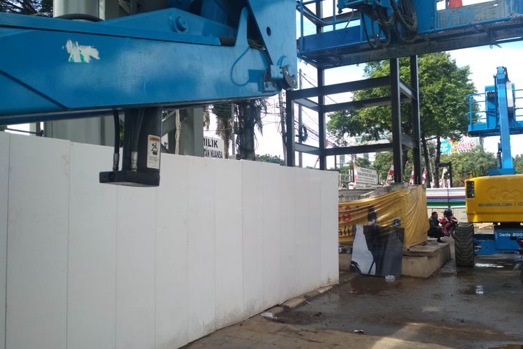 Kondisi terkini (Selasa, 03/01/2019), lift JPO Bundaran Senayan yang menyulitkan pejalan kaki pa