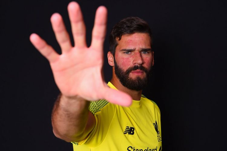 Alisson Becker ketika menjalani sesi foto seusai resmi diperkenalkan sebagai pemain baru Liverpool, Kamis (19/7/2018). 