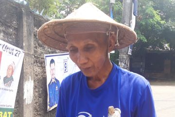 Pak Sarono, tunanetra yang bekerja sebagai pemecah batu untuk biayai 75 anak yatim, Cipinang Besar Selatan, Jakarta Timur. 