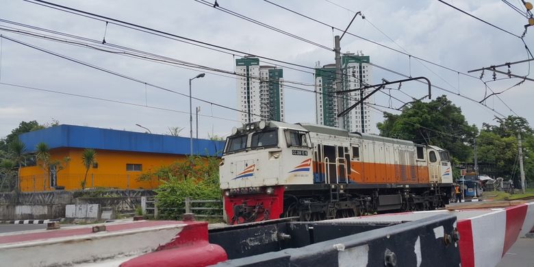 Perlintasan sebidang kereta api di Jalan Pramuka Raya, Jakarta Timur, Selasa (14/3/2017).
