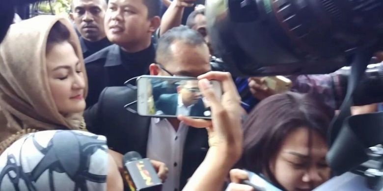 Istri Ketua DPR RI Setya Novanto, Deisti Astriani, memenuhi panggilan penyidik Komisi Pemberantasan Korupsi (KPK) sebagai saksi kasus e-KTP, Senin (20/11/2017).