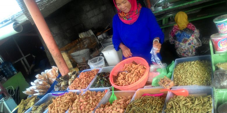 Oleh-oleh khas Pantai Glagah di Kulon Progo, Minggu (4/3/2018) yang serba ikan dan udang bisa diperoleh sepanjang jalan masuk. Selain itu, suvenir juga banyak dijual di sana. 