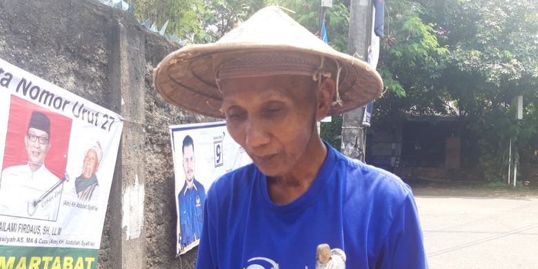 Pak Sarono, tunanetra yang bekerja sebagai pemecah batu untuk biayai 75 anak yatim, Cipinang Besar Selatan, Jakarta Timur.