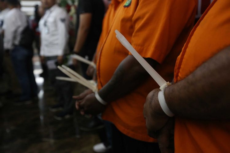 Para tersangka terkait kasus penganiayaan dan pengeroyokan terhadap pakar IT ITB Hermansyah saat rilis kasus di Gedung Utama Polda Metro Jaya, Jakarta, Kamis (13/7/2017). 