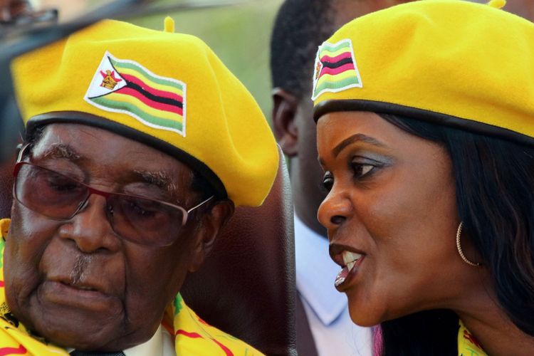 Presiden Robert Mugabe mendengarkan istrinya Grace Mugabe saat kampanye partai berkuasa yang dipimpinnya ZANU-PF di Harare, Zimbabwe, Rabu (8/11/2017).