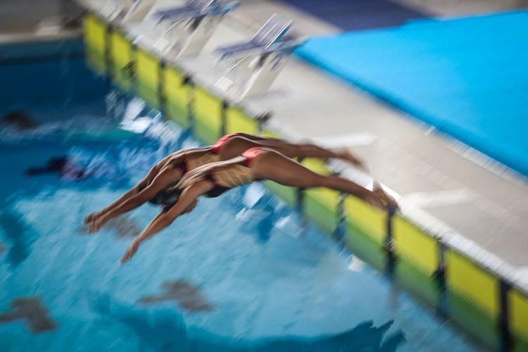 Atlet renang indah beraksi saat test event CIMB Niaga Indonesia Open Aquatic Championship di Stadion Aquatic Gelora Bung Karno, Senayan, Rabu, Jakarta Pusat (6/12/2017). Test event bertajuk CIMB Niaga Indonesia Open Aquatic Championship 2017 itu akan digelar pada 5-15 Desember mendatang dan juga bertujuan menyeleksi atlet untuk pelatnas Asian Games 2018 dan SEA Games 2019.