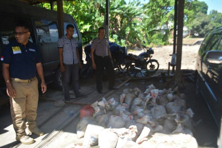 Tim Direkrimum Polda Maluku mengamankan 71 karung batu cinnabar seberat tiga ton yang akan diselundupkan ke Sidrap, Sulawsi Selatan untuk diolah menjadi Mercuri, Senin (20/3/2018)