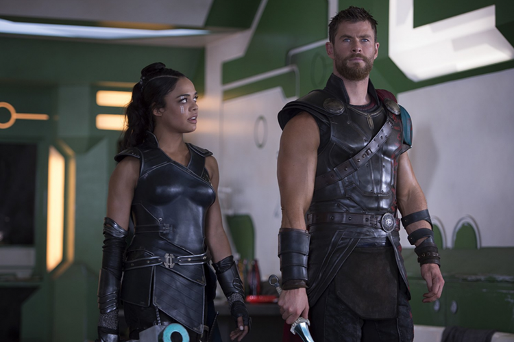 Chris Hemsworth dan Tessa Thompson beraksi dalam Thor: Ragnarok (2017)