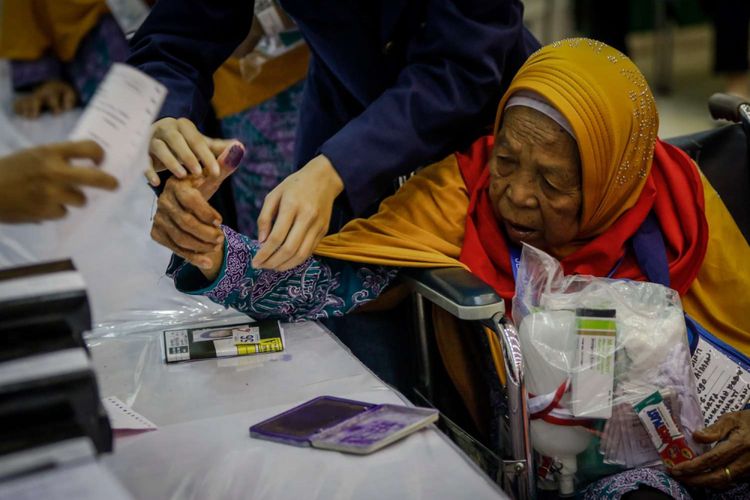Calon jemaah haji Kelompok Terbang (Kloter) 6 melakukan pendataan di Asrama Haji Pondok Gede, Jakarta, Rabu (18/7/2018). Sebanyak 24.524 calon jemaah haji dan 315 petugas akan diberangkatkan dari Asrama Haji embarkasi Jakarta.