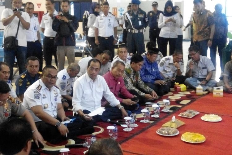 Menteri Perhubungan Budi Karya Sumadi ketika melakukan tinjauan dan dialog di Pelabuhan Trisakti, Banjarmasin, Kalimantan Selatan, Jumat (14/7/2017).