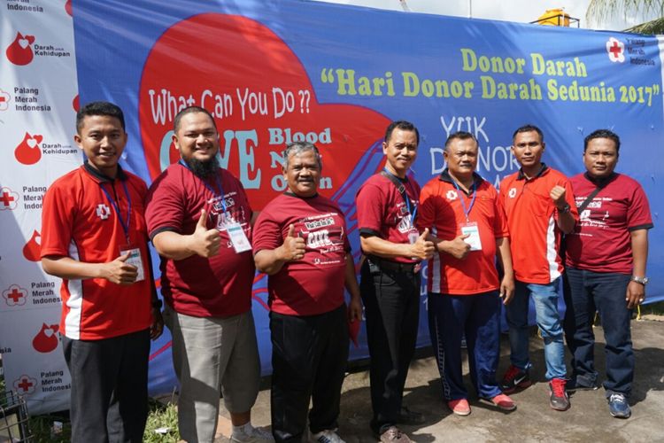 Anggota kelompok donor darah Koral dari Desa Gendoh yang melakukan kegiatan donor darah sejak tahun 1986 dan sudah mengumpulkan sebanyak 9.287 kantong darah