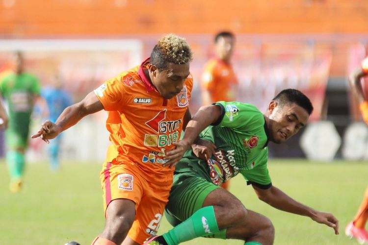 Pemain Borneo FC, Terens Puhiri, dibayangi pemain PS TNI.