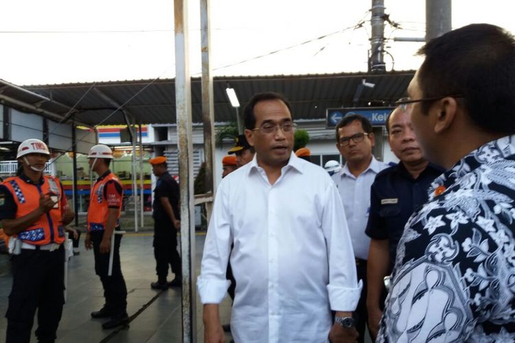 Menteri Perhubungan Budi Karya Sumadi, meninjau kesiapan jalur kereta api Jakarta hingga Sukabumi, Rabu (30/8/2017).