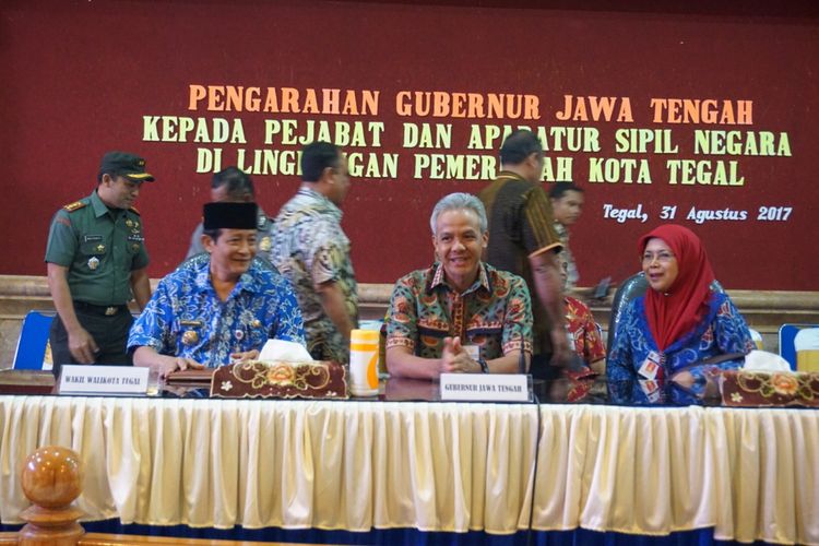 Gubernur Jateng Ganjar Pranowo memberikan pengarahan terhadap pejabat dan PNS di Kota Tegal pasca ditangkapnya Wali Kota Siti Masitha, Kamis (31/8/2017).
