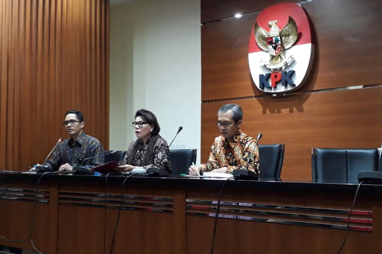 Komisi Pemberantasan Korupsi menetapkan lima tersangka pasca operasi tangkap tangan (OTT) di Kabupaten Batubara, Sumatera Utara, Kamis (14/9/2017)