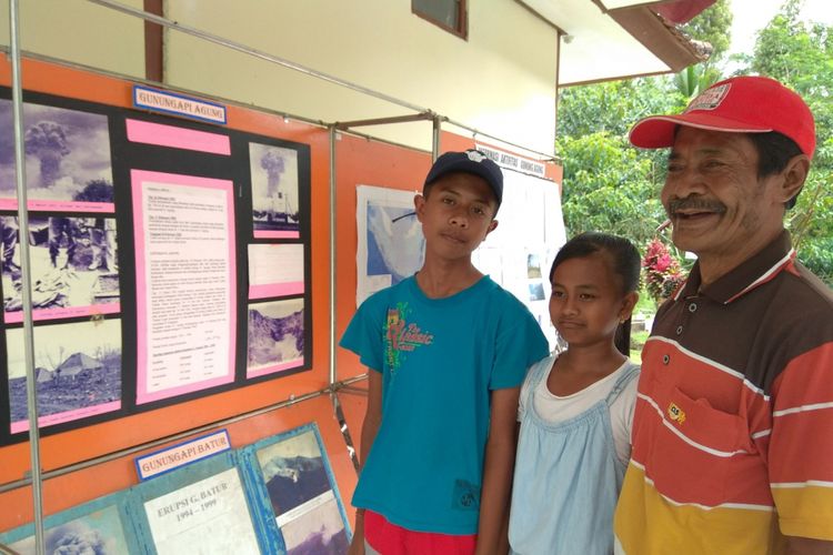 Nengah Guna bersama dua cucunya di Pos Pengamatan Gunungapi Agung