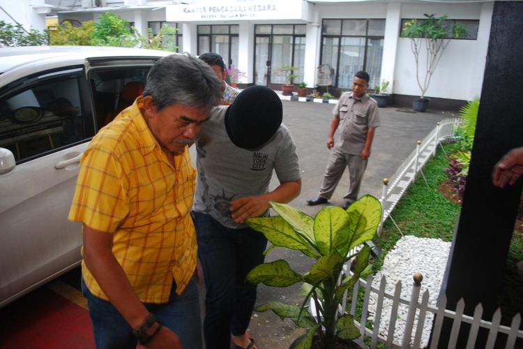 Seorang tersangka dalam kasus tewasnya Hilarius (15) tiba di Kantor Kejaksaan Negeri Kota Bogor, Kamis (5/10/2017)
