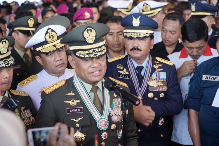Panglima TNI Jenderal Gatot Nurmantyo usai upacara peringatan HUT ke-72 TNI, di Dermaga PT Indah Kiat, Cilegon, Banten, Kamis (5/10/2017).