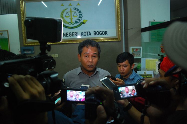 Kepala Seksi Intel Kejaksaan Negeri Kota Bogor Andhie Fajar Arionto saat diwawancarai sejumlah awak media terkait kasus duel ala gladiator, Kamis (5/10/2017).
