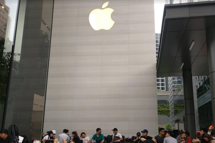 Pengantre iPhone X di Apple Store Orchard Road, Singapura, Kamis (2/11/2017).