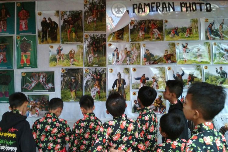 Anak-anak Desa Bandungrejo, Kecamatan Ngablak, Magelang, melihat pameran foto seni dan budaya, di desa setempat.