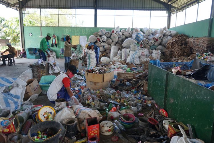 Proses pemilahan sampah di Tempat Pengelolaan Sampah milik desa Tembok-tembok Muncar Banyuwangi