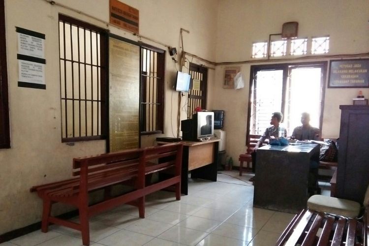 Petugas polisi melakukan penjagaan di ruang tahanan Polres Klaten, Jawa Tengah, Jumat (29/12/2017).