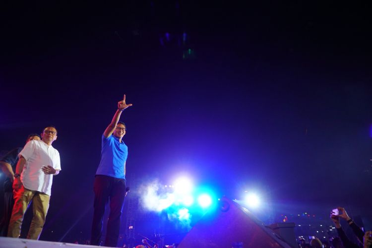 Wakil Gubernur DKI Jakarta Sandiaga Uno menyapa para penonton di panggung utama pantai Carnaval Ancol, Senin (1/1/2018). Sandiaga hadir untuk merayakan pergantian tahun bersama pengunjung Ancol.