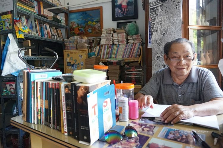 Berawal dari melanjutkan cita-cita anak sulungnya, Armanoe (75) dengan setia membuka persewaan buku dan komik di Banyuwangi. Walaupun dalam sehari, hanya satu penyewa yang datang ke rumahnya. 