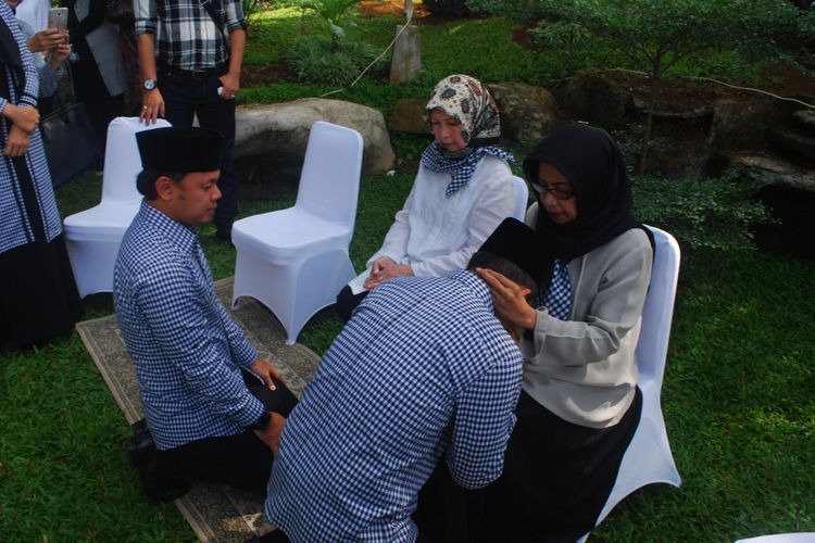 Calon wali kota dan wakil wali kota Bogor Bima Arya Sugiarto-Dedie A Rachim melakukan sungkem ke orangtua masing-masing di kediaman Bima Arya di Komplek Baranangsiang Indah, Bogor, Jawa Barat, Rabu (10/1/2018).
