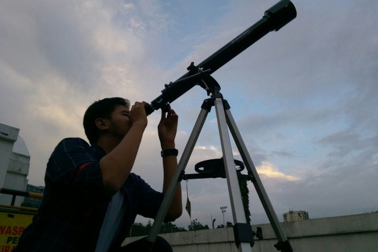 Seorang Panitia Pelaksana acara observasi Gerhana Bulan Total tengah mempersiapkan teleskop yang disediakan untuk melakukan pengamatan gerhana bulan total yang terjadi malam ini. Sekitar enam teleskop disediakan Planet Sabuga di Sasana Budaya Ganesha, Kota Bandung, Rabu (31/1/2018).