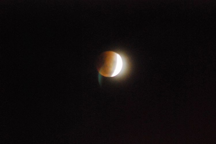 Gerhana bulan dilihat dari Jembatan Ceger atau yang lebih dikenal dengan sebutan Jembatan Cinta, Bogor Utara, Kota Bogor, Rabu (31/1/2018).